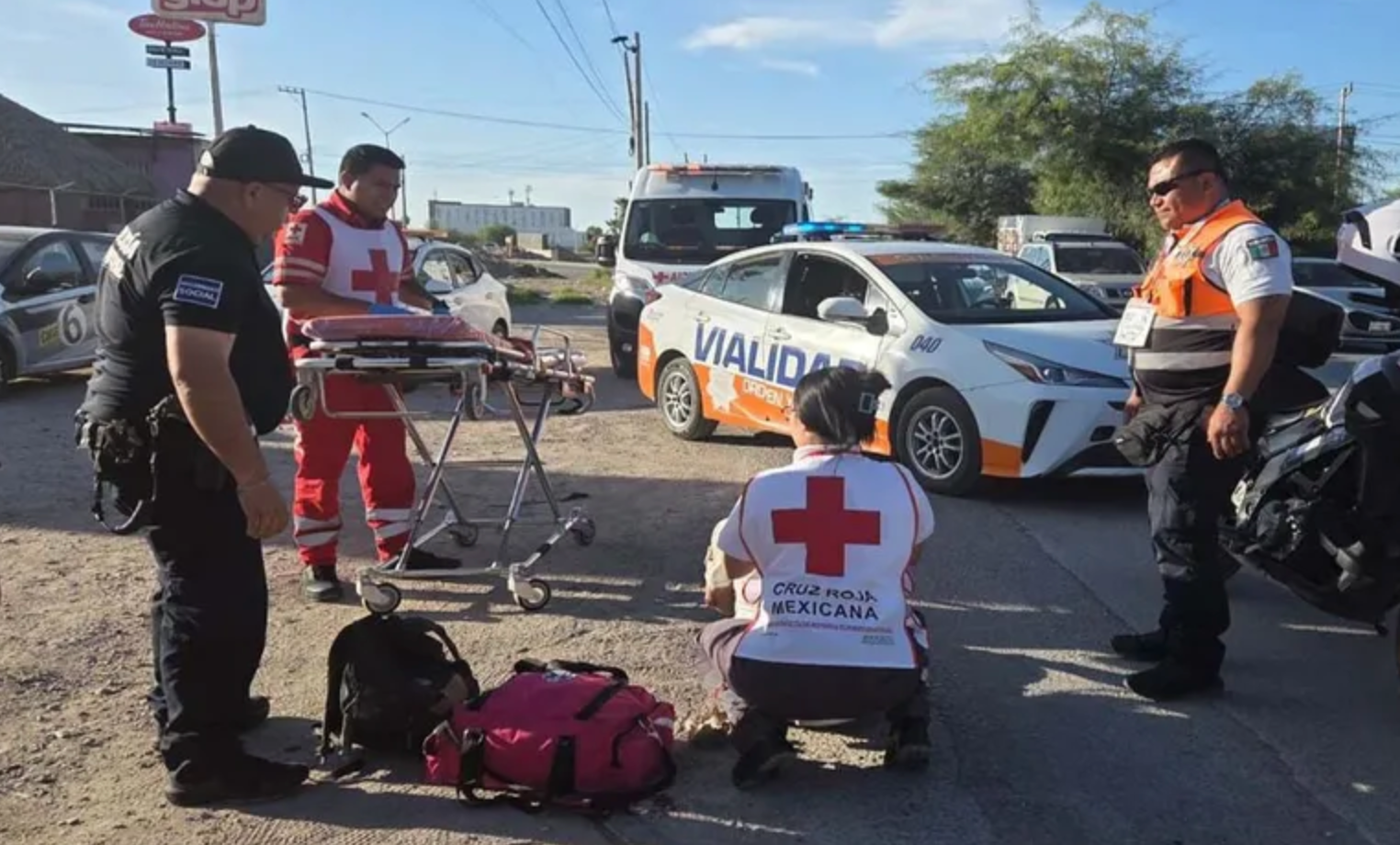 Camión de personal arrolla a ciclista en el Periférico de Torreón; sufre fuerte lesión en la cabeza