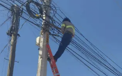 Acusan a empresas cableras de dañar infraestructura de la CFE y causar contaminación visual