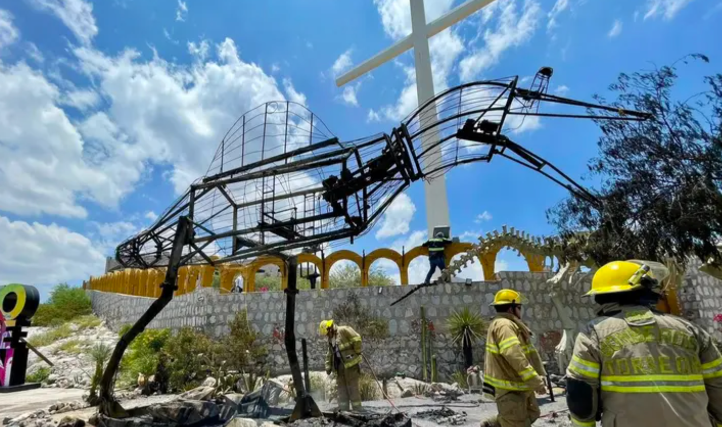 Se despide el dinosaurio de Puerto Noas tras incendio; ya preparan su reemplazo