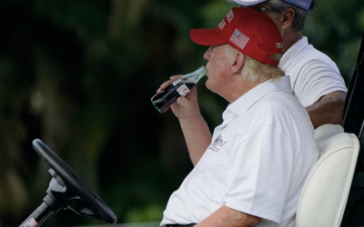 Trump presume haber cambiado la fórmula de Coca-Cola en EU: ahora con azúcar de caña