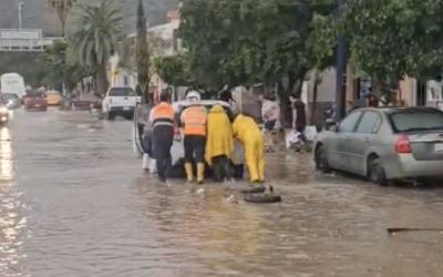 Tormenta intensa inunda colonias de Torreón; evacuan familias y activan centro de mando