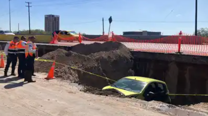 Vehículo cae en zanja de obra vial en Torreón; señalan descuido del conductor