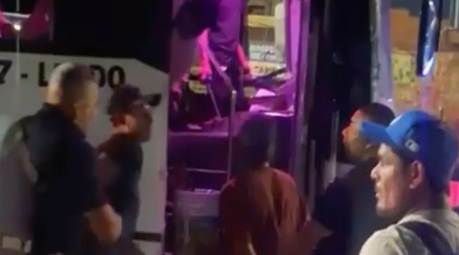 Pasajeros denuncian y Policía detiene a dos hombres por alterar el orden en un camión de Torreón