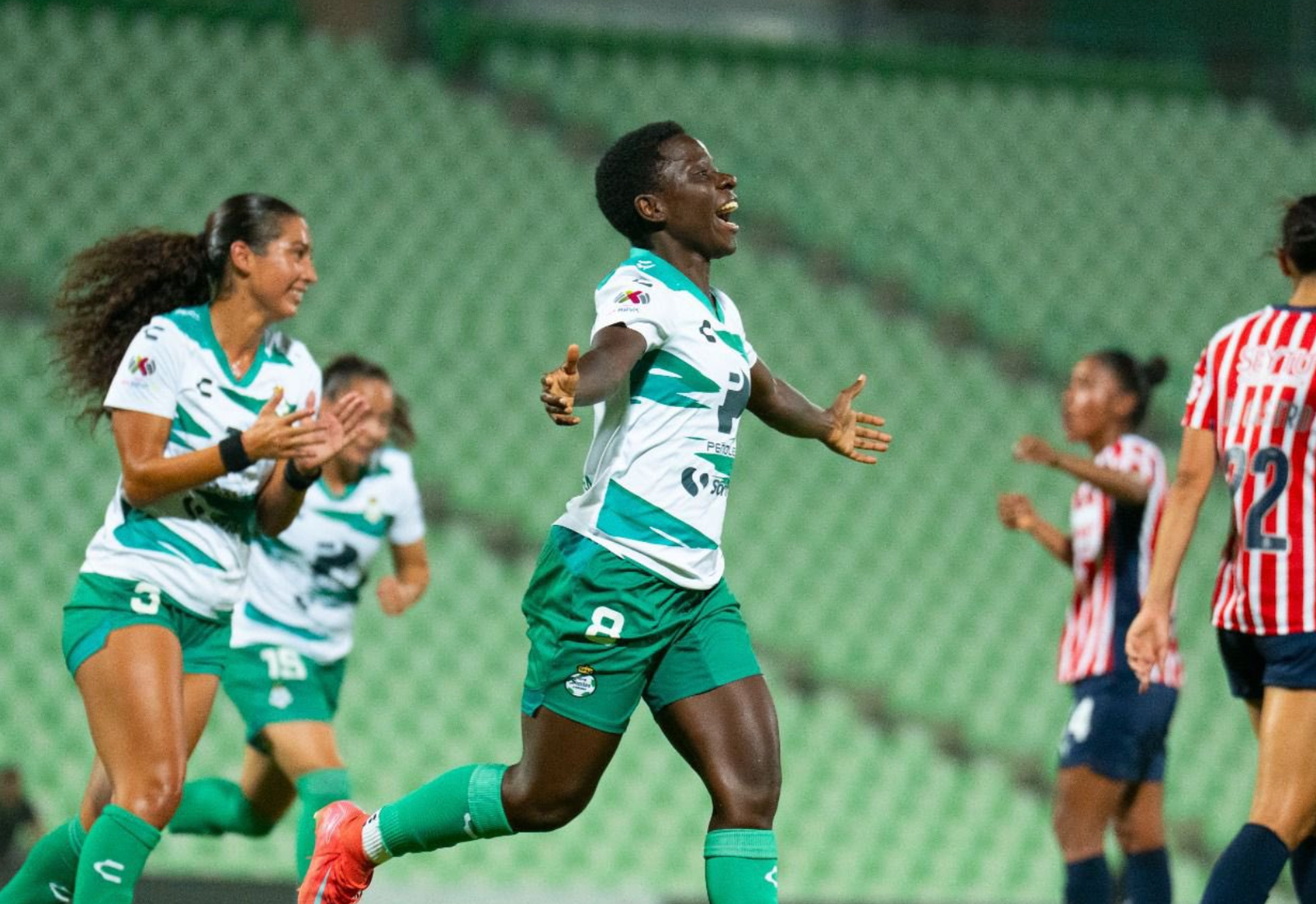 Santos Laguna Femenil vence 2-1 a Chivas con penal de Nabweteme