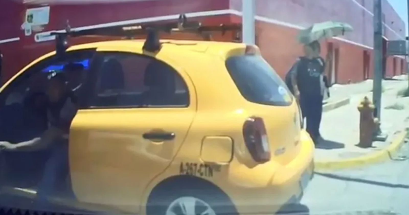 Video muestra agresión de taxista en Torreón; portaba un desarmador