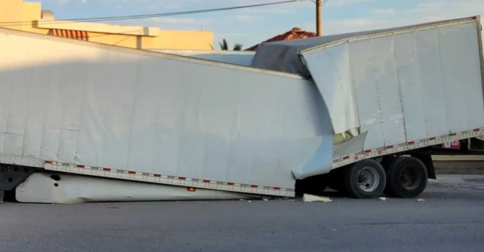 Tractocamión pierde remolque en dos tras pasar bordo a exceso de velocidad en Gómez Palacio