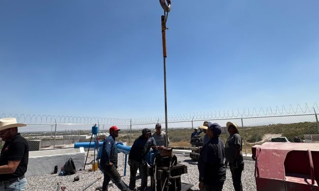 Personal de SIDEAPAAR trabaja sin descanso para reparar bomba averiada en Dinamita