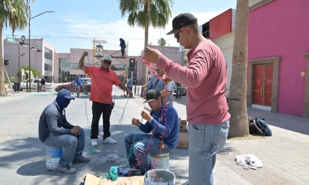 Gómez Palacio se prepara para celebrar las Fiestas Patrias con iluminación y adornos en la calle Independencia