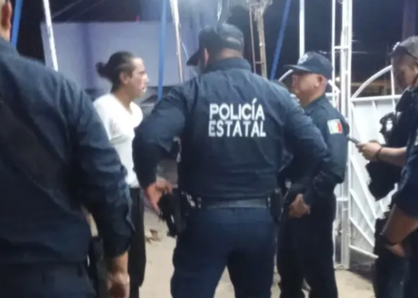 Hombre armado agrede a mujer