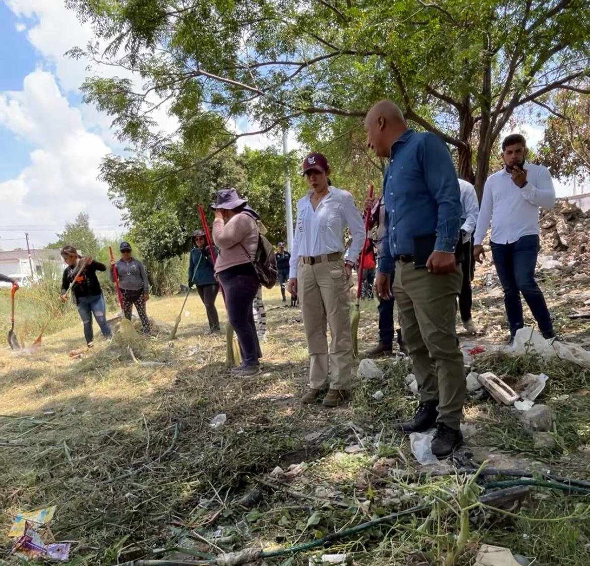 Betzabé Martínez supervisa limpieza del canal San Antonio en Gómez Palacio.