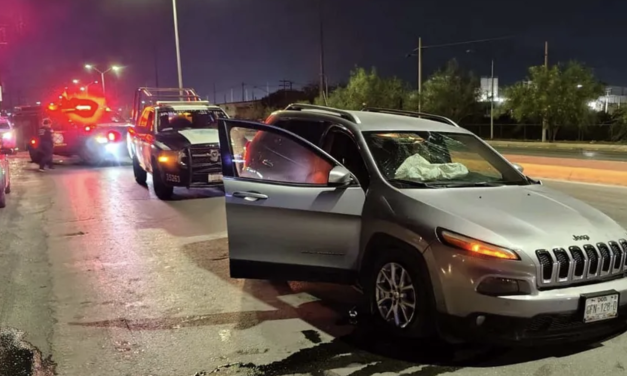 Conductor ebrio derriba luminaria y destroza su camioneta en carretera Torreón-San Pedro