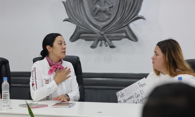 “No están solos”, asegura la alcaldesa Betzabé Martínez a la familia del menor asesinado en panadería de Gómez Palacio