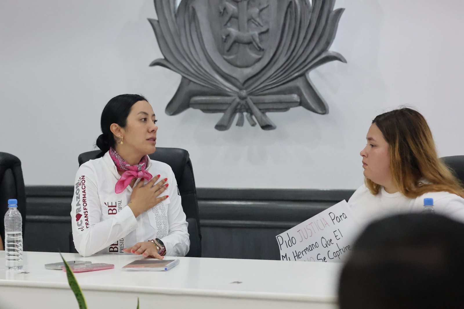 La alcaldesa Betzabé Martínez brinda apoyo legal y emocional a la familia de un menor asesinado, mientras avanza la investigación.