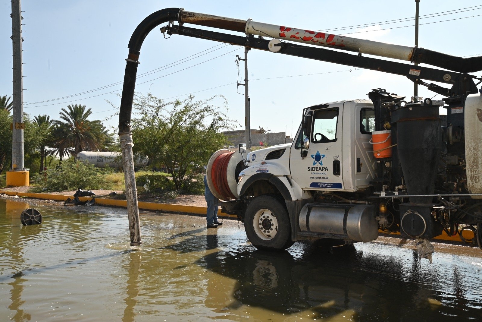 Gobierno de Gómez Palacio atiende inundaciones en Urbi Villas tras reclamos vecinales.