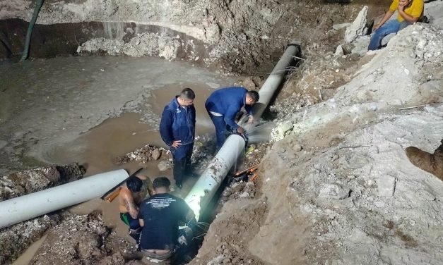 SIDEAPA avanza rápido en la reparación de tubo de agua potable en Gómez Palacio