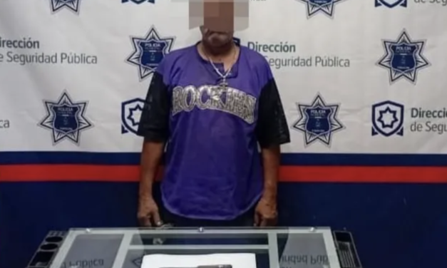 Detienen a hombre que amenazó con arma blanca a policías en Torreón