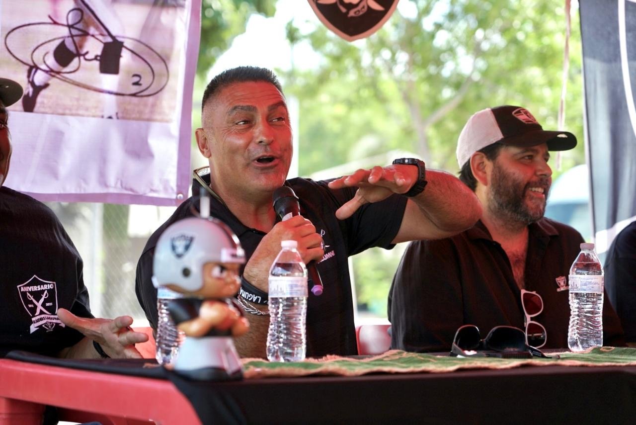 Jóvenes de Gómez Palacio participan en convivencia deportiva con exjugador de la NFL. Leo Araguz comparte su experiencia profesional en evento deportivo municipal.