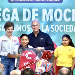 Román Cepeda entrega 1,500 mochilas a niños de OSC en Torreón