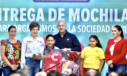 Román Cepeda entrega 1,500 mochilas a niños de OSC en Torreón