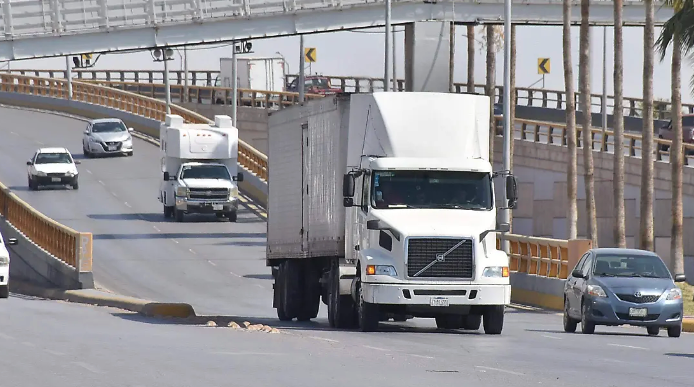 tránsito pesado en el periférico de Torreón