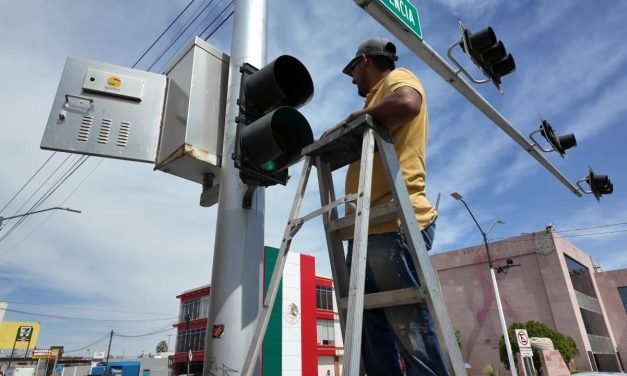 Realizan mantenimiento y sincronización de semáforos en Gómez Palacio