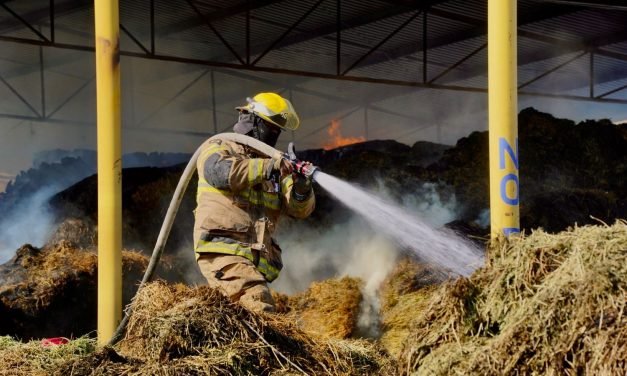 Bomberos de Gómez Palacio apoyan en incendio de establo en Matamoros, Coahuila