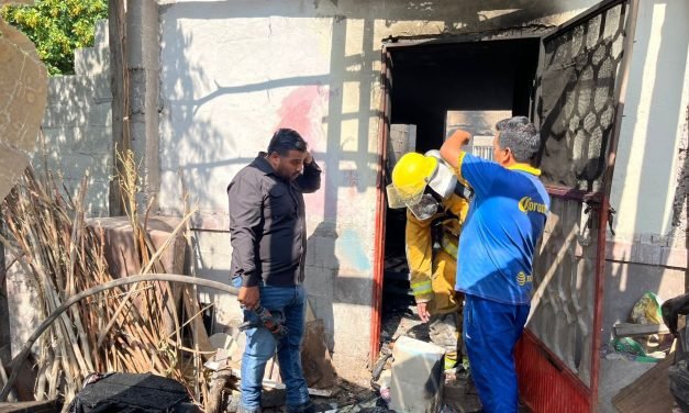 Protección Civil atiende incendio en vivienda de la colonia Benito Juárez en Lerdo