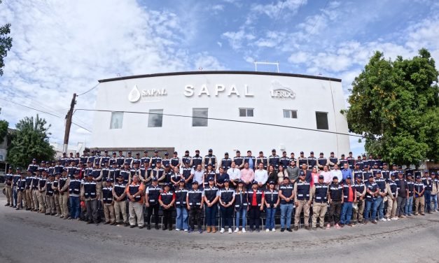 Susy Torrecillas entrega uniformes al personal sindicalizado del SAPAL en Lerdo