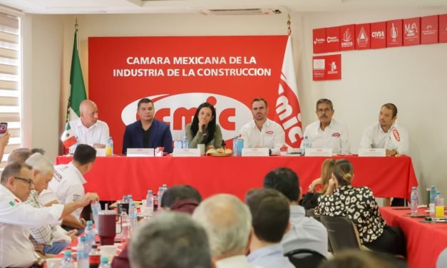 Firma Betzabé Martínez convenio de colaboración con la CMIC Laguna