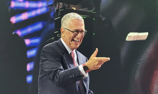 Ricardo Salinas Pliego celebra su cumpleaños 70 con espectáculo político y ataques a Morena