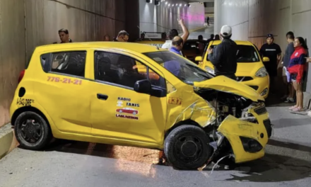 Taxista pierde el control en el distribuidor Alianza; joven pasajera resulta lesionada