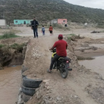 Habitantes de Nazareno desafían a PC y levantan un puente