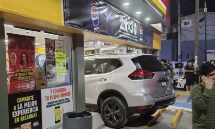 Mujer prensada tras choque de camioneta en tienda de conveniencia en Torreón