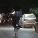 Video de joven haciendo acrobacias en moto causa indignación y alerta por accidentes en San Pedro