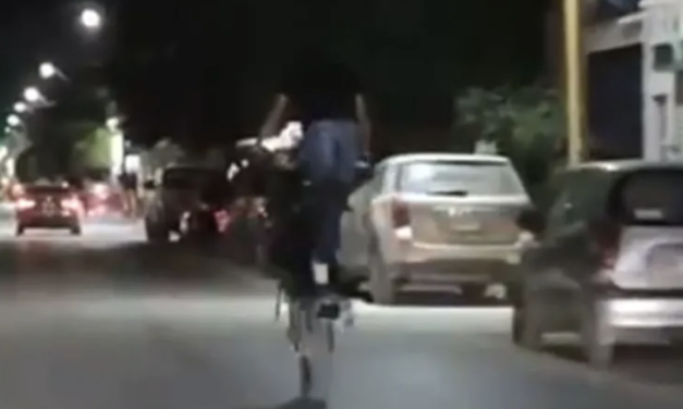 Video de joven haciendo acrobacias en moto causa indignación y alerta por accidentes en San Pedro