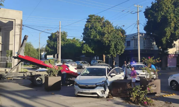Aparatoso choque en la calzada Colón deja daños a jardineras del camellón