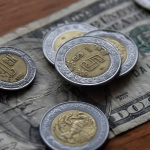 El peso mexicano se deprecia por tensiones comerciales entre EU y China; petroprecios caen