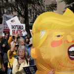 Cientos de miles protestan en EU contra lo que llaman deriva autoritaria de Trump