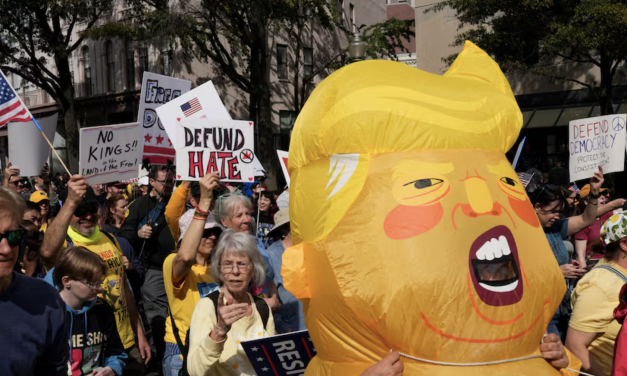 Cientos de miles protestan en EU contra lo que llaman deriva autoritaria de Trump