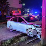 Persecución en Torreón termina con un joven detenido tras chocar contra poste de la CFE