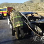 Auto se incendia en la carretera Lerdo–Villa Nazareno; mujer logra salir ilesa