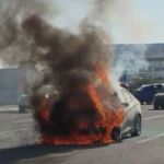 Incendio consume automóvil en el Centro de Convenciones de Torreón
