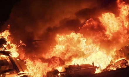 Tráiler cargado de alimento para ganado se incendia tras volcar en carretera Gómez Palacio-Jiménez