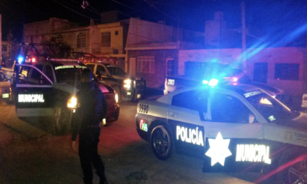 Riña en Torreón deja dos policías heridos y 10 personas detenidas