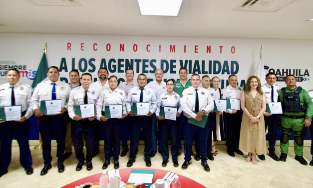 Reconoce alcalde de Torreón a 14 agentes de vialidad por concluir estudios universitarios