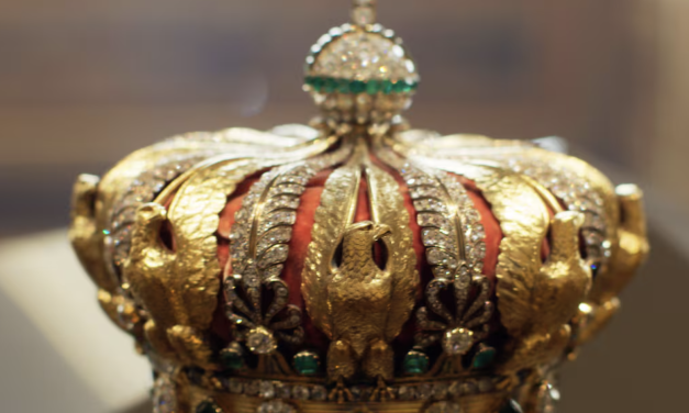 Atraco histórico en el Louvre: roban joyas de la Corona francesa en siete minutos