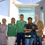 Román Cepeda entrega 400 cascos a motociclistas capacitados en manejo seguro en Torreón
