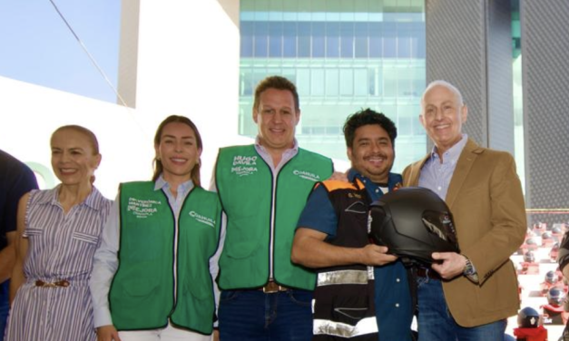 Román Cepeda entrega 400 cascos a motociclistas capacitados en manejo seguro en Torreón