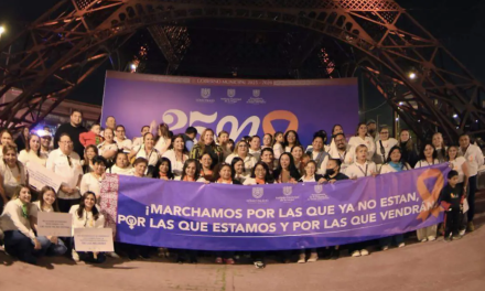 Gómez Palacio marcha “en memoria de las que ya no están” y enciende de naranja la Torre Eiffel por el 25N