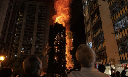 Incendio en Hong Kong deja al menos 44 muertos y cientos desaparecidos en complejo residencial Wang Fuk Court